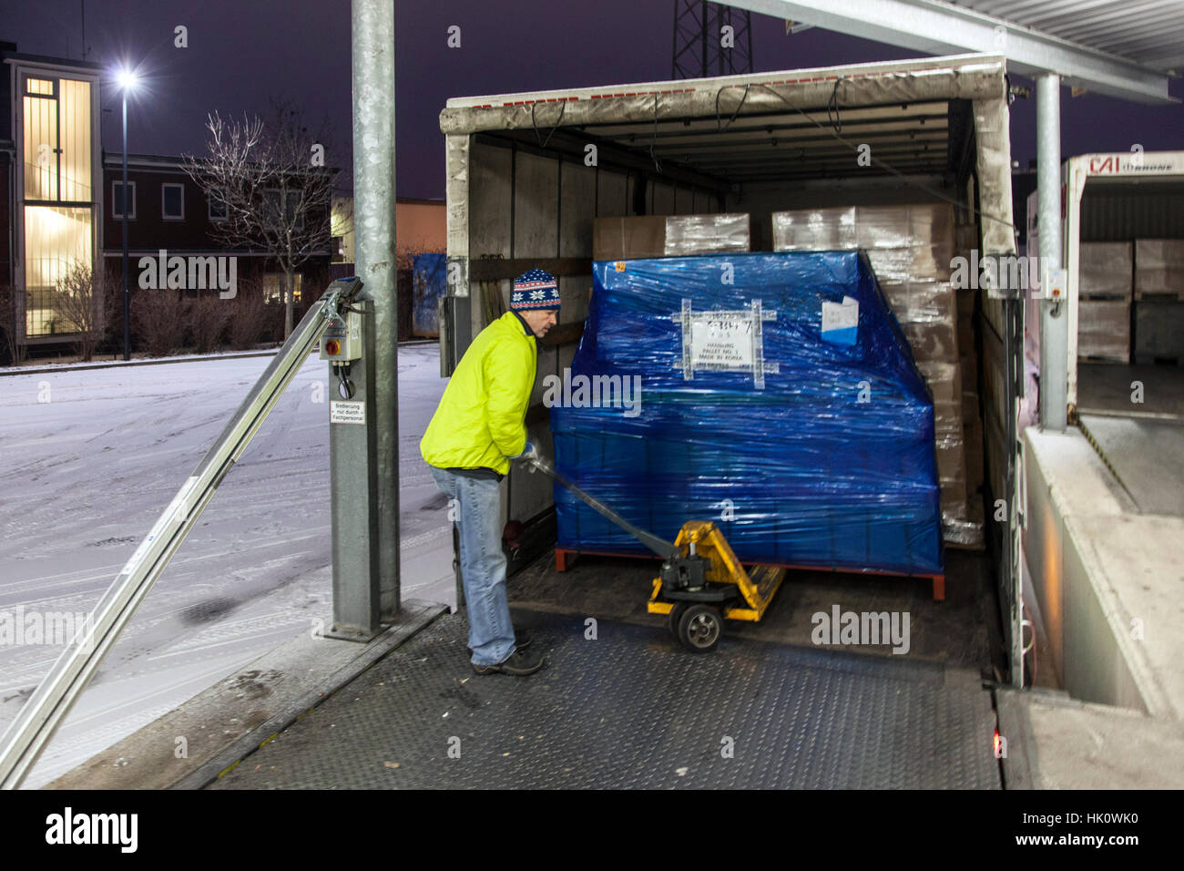 Pallet loading hires stock photography and images Alamy