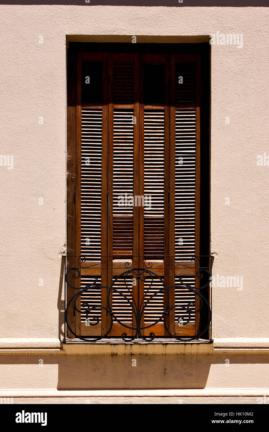 Curved window grille hi-res stock photography and images - Alamy