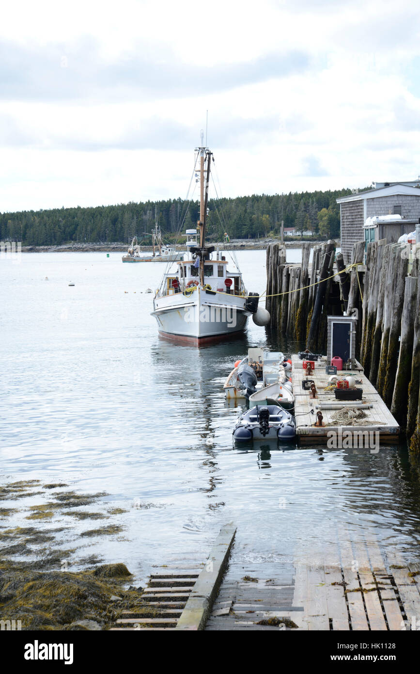 boat docked during low tide in Port Clyde, Maine Stock Photo Alamy