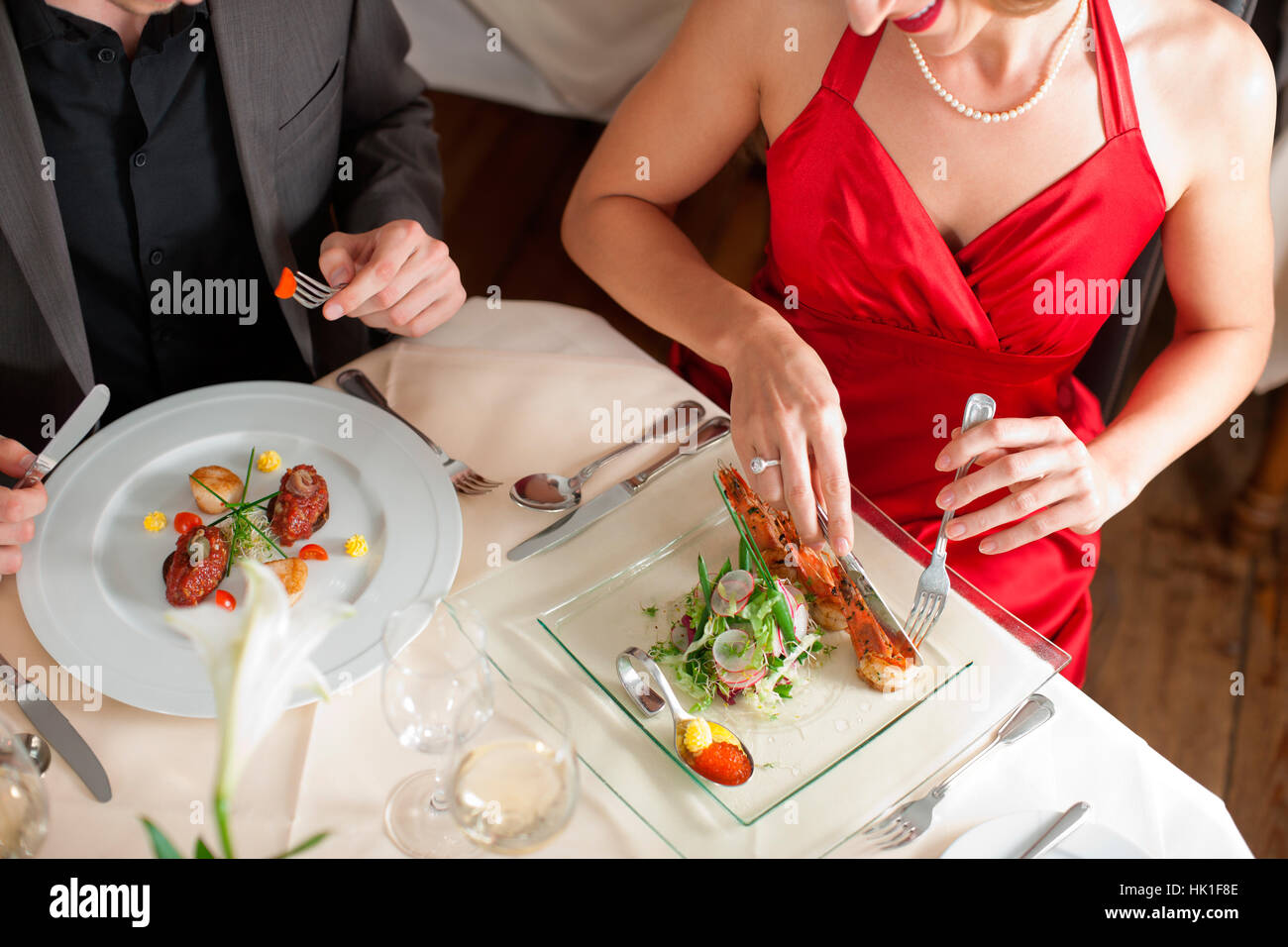 По данному ужину. Девушка ужинает в ресторане. Пара обедает в ресторане. Парень и девушка ужинают. Мужчина обедает в ресторане.