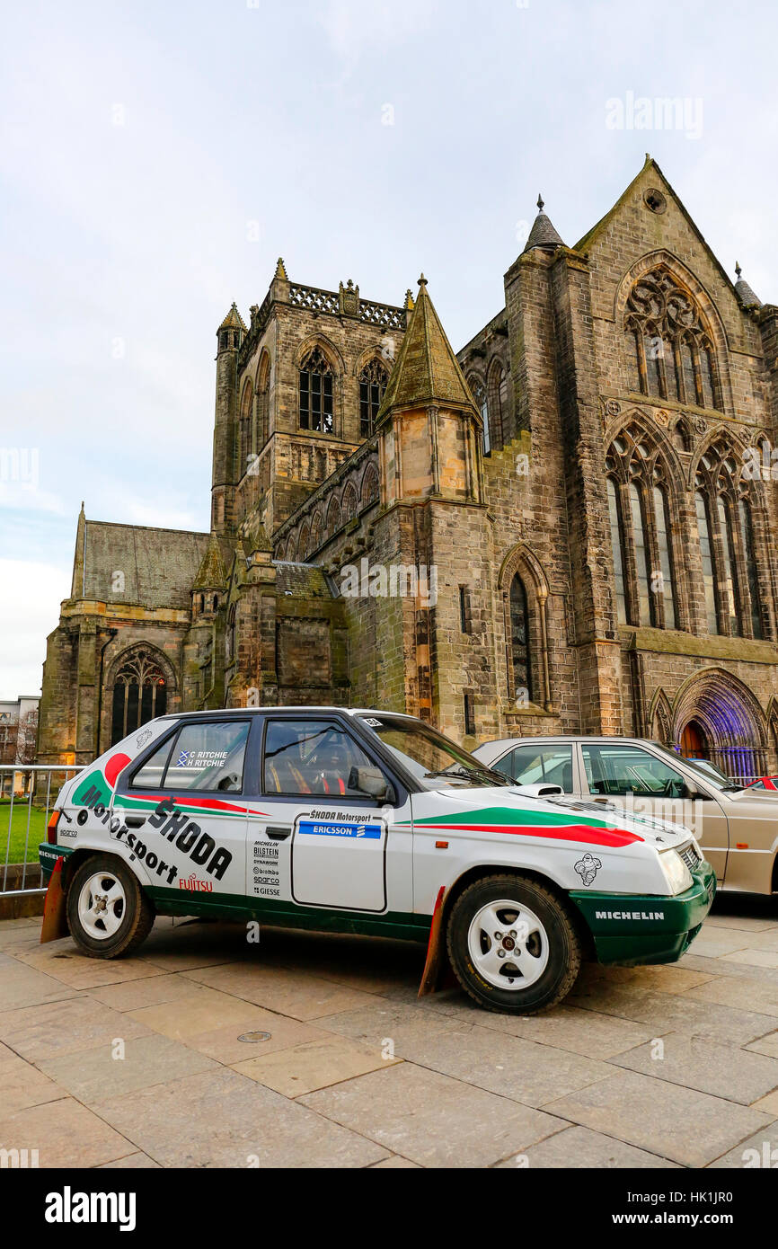 Paisley, Scotland, UK. 25th January 2017. Over 10000 spectators turned out in Paisley town centre, outside the town's famous historical abbey to cheer off the 80 entrants to this years Monte Carlo Rally. Credit: Findlay/Alamy Live News Stock Photo