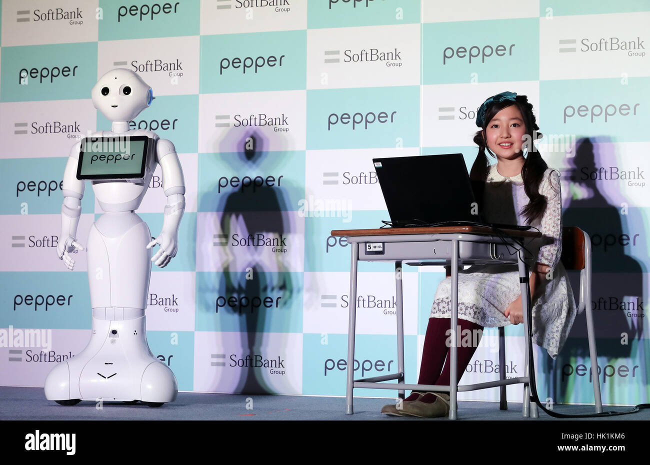 Tokyo, Japan. 25th Jan, 2017. 12-yea-old Japanese actress Kanon Tani (R) learns programing how to operate Softbank's humanoid robot Pepper at the company's headquarters in Tokyo on Wednesday, January 25, 2017. Softbank will provide 2,000 Peppers to 282 public elementary schools free of charge for the company's educational aid program called 'School Challenge'. Credit: Yoshio Tsunoda/AFLO/Alamy Live News Stock Photo