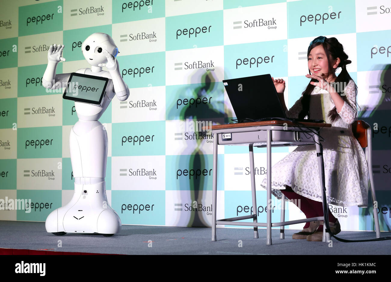 Tokyo, Japan. 25th Jan, 2017. 12-yea-old Japanese actress Kanon Tani (R) learns programing how to operate Softbank's humanoid robot Pepper at the company's headquarters in Tokyo on Wednesday, January 25, 2017. Softbank will provide 2,000 Peppers to 282 public elementary schools free of charge for the company's educational aid program called 'School Challenge'. Credit: Yoshio Tsunoda/AFLO/Alamy Live News Stock Photo