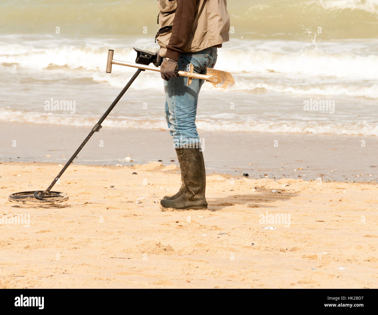 Man using metal detector on beach hi-res stock photography and images ...