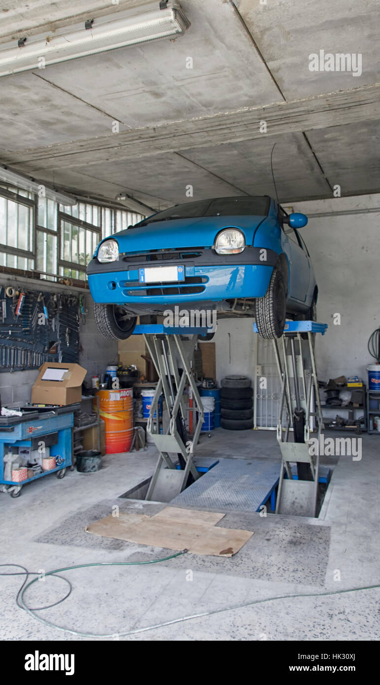 Car ready to be repaired in a repair shop Stock Photo