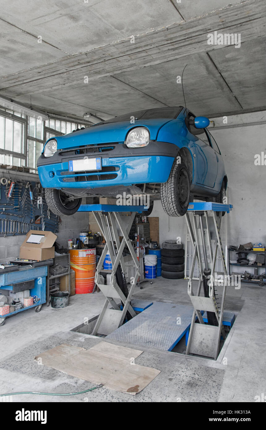 Car ready to be repaired in a garage Stock Photo