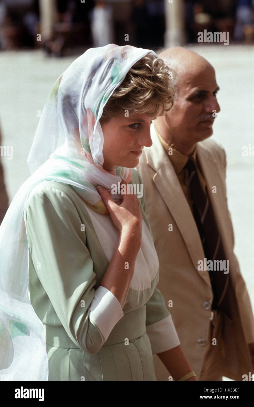 Princess Diana of Wales, on a visit to Egypt in 1992, visits Al Azhar mosque. Stock Photo