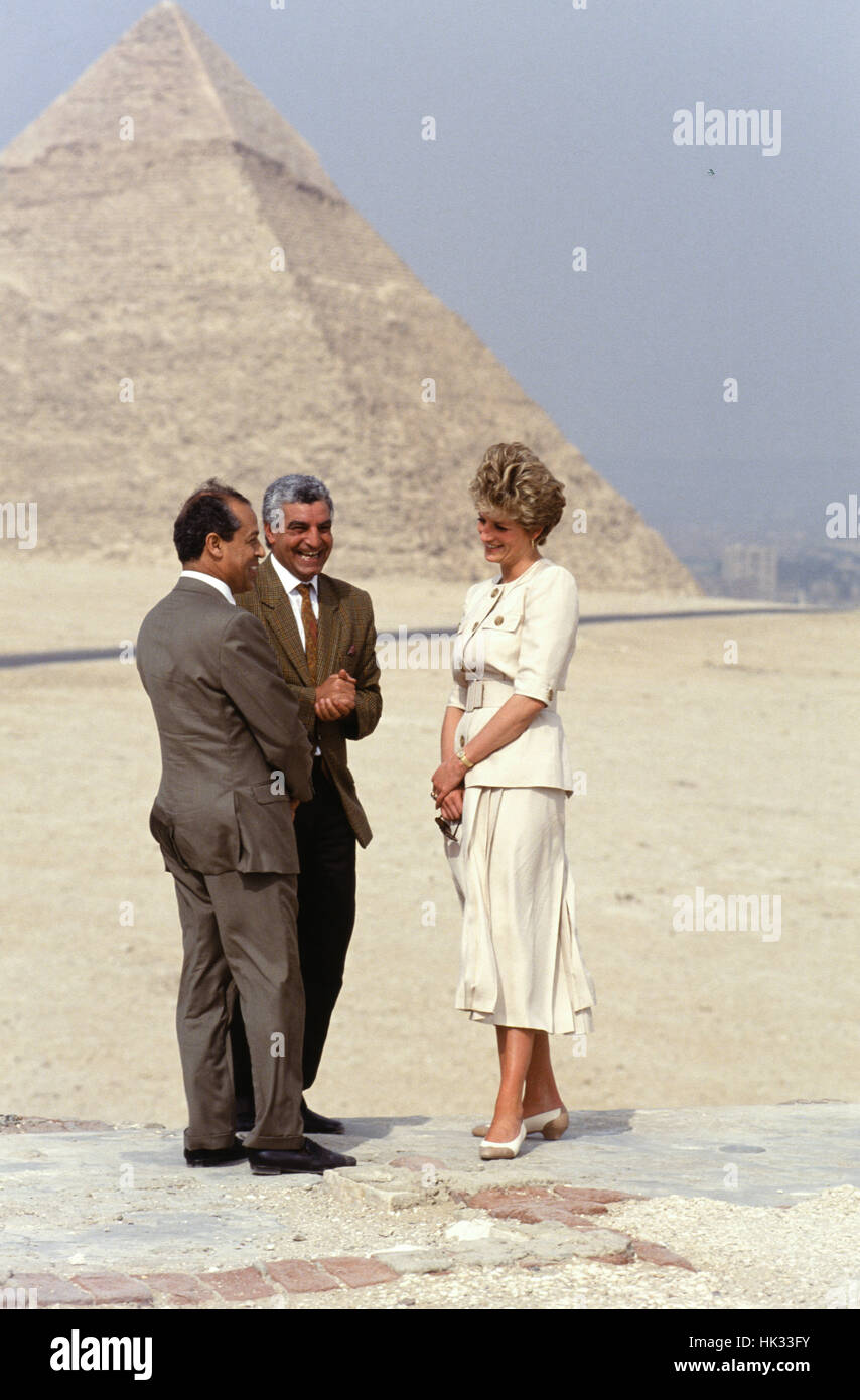 Princess Diana of Wales, on a visit to Egypt in 1992, goes sightseeing at the Pyramids of Giza. Stock Photo
