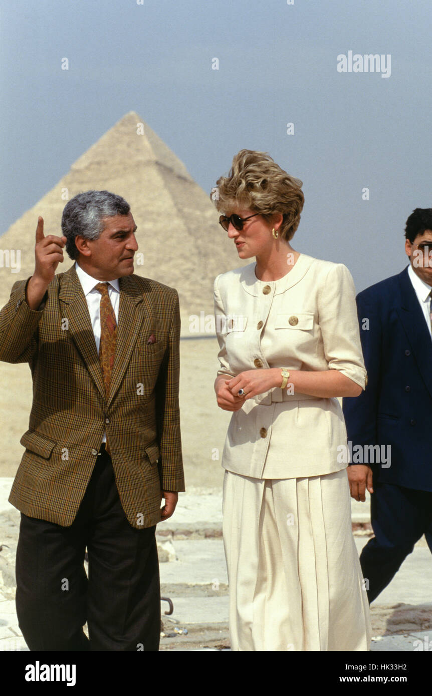 Princess Diana of Wales, on a visit to Egypt in 1992, goes sightseeing at the Pyramids of Giza. Stock Photo