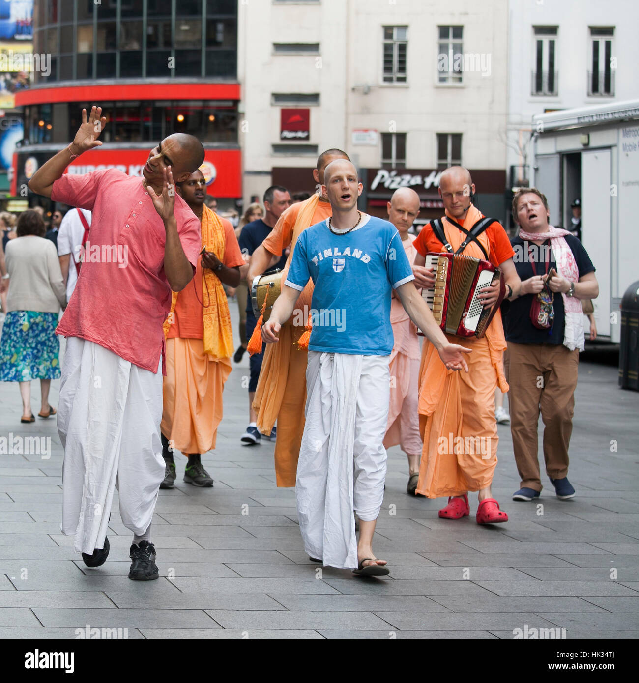 Foto de Membros Do Movimento Hare Krishna Na Rua De Budapeste e mais fotos  de stock de Sociedade Internacional para a Consciência de Krishna - iStock