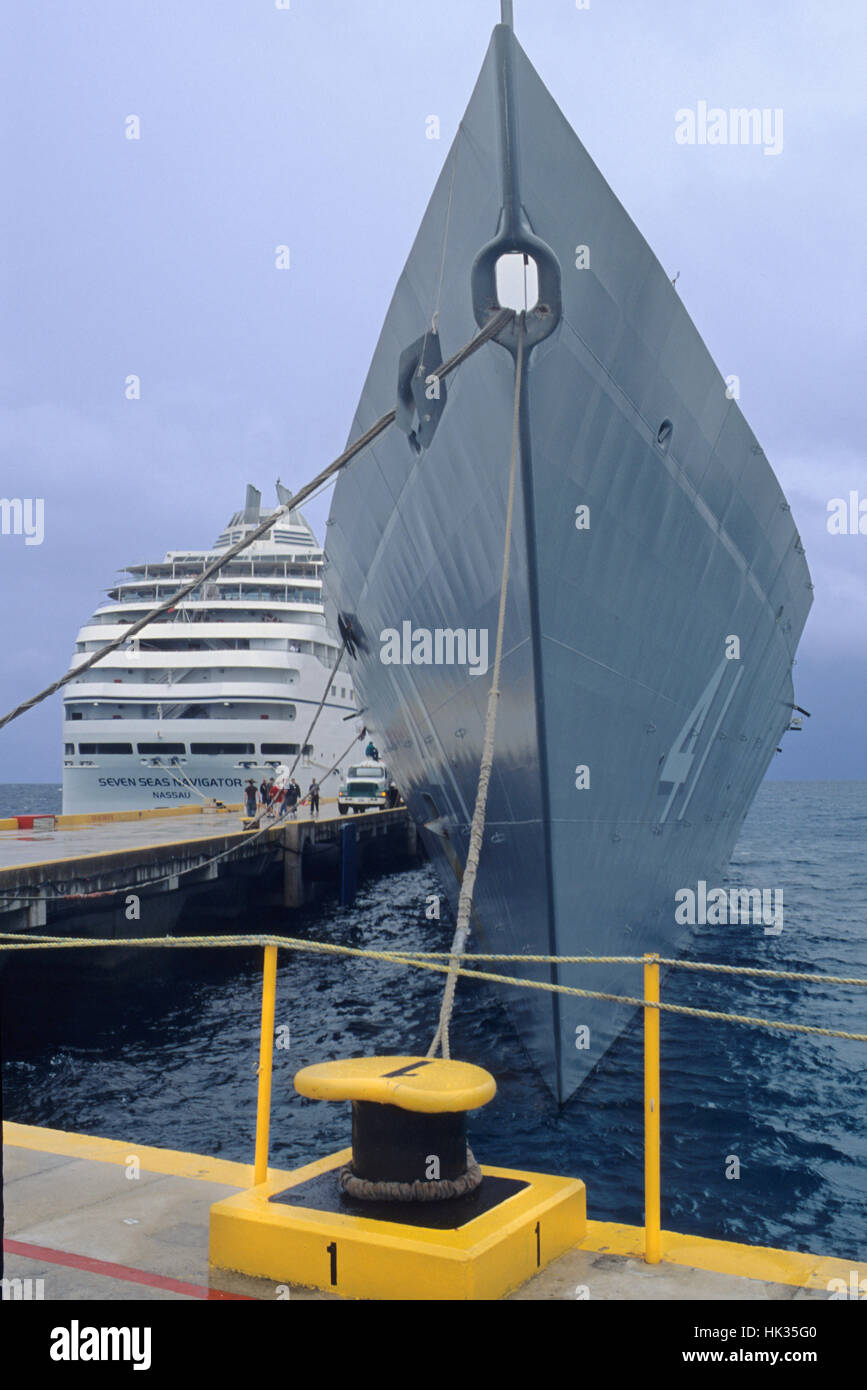 Cruise ship docked next hi-res stock photography and images - Alamy
