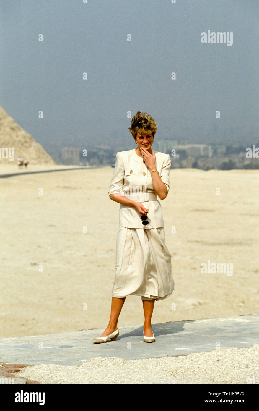Princess Diana of Wales, on a visit to Egypt in 1992, goes sightseeing at the Pyramids of Giza. Stock Photo