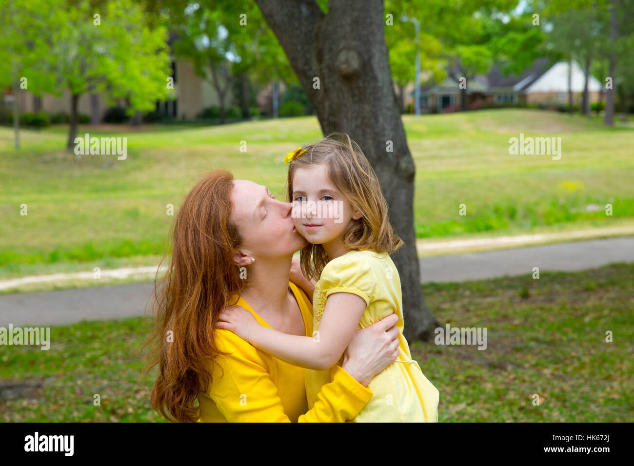 Поцелую маму в этот славный день. Мама целует дочь в Красном платье. Мать целует дочь с языком. Мама целует дочь с цветами.
