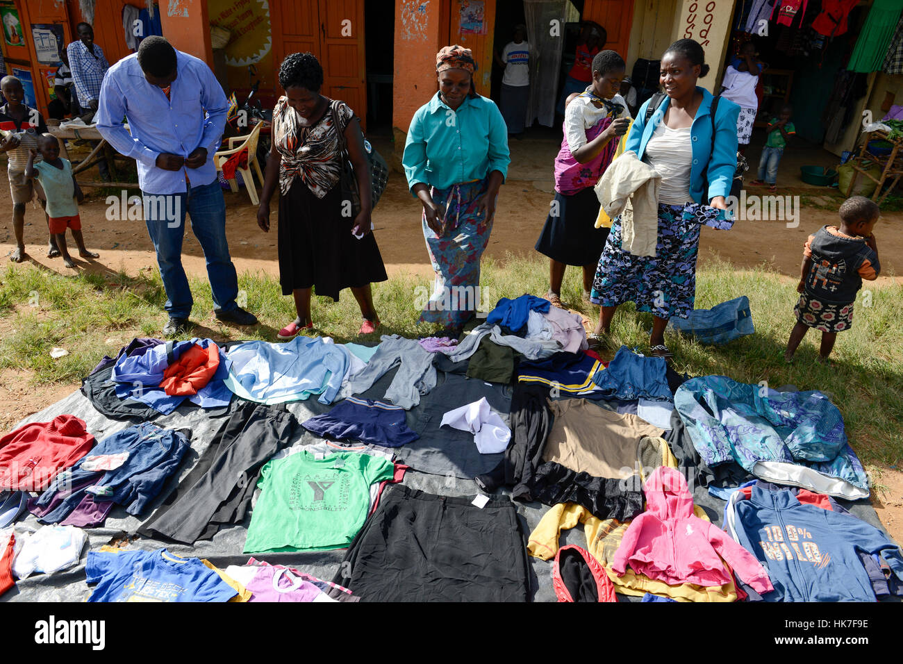 KENYA, Kisumu County, Kaimosi, street vendor sell cheap used, old and second hand clothes from Europe or US USA / KENIA, Verkauf von Alttextilien aus Europa Stock Photo