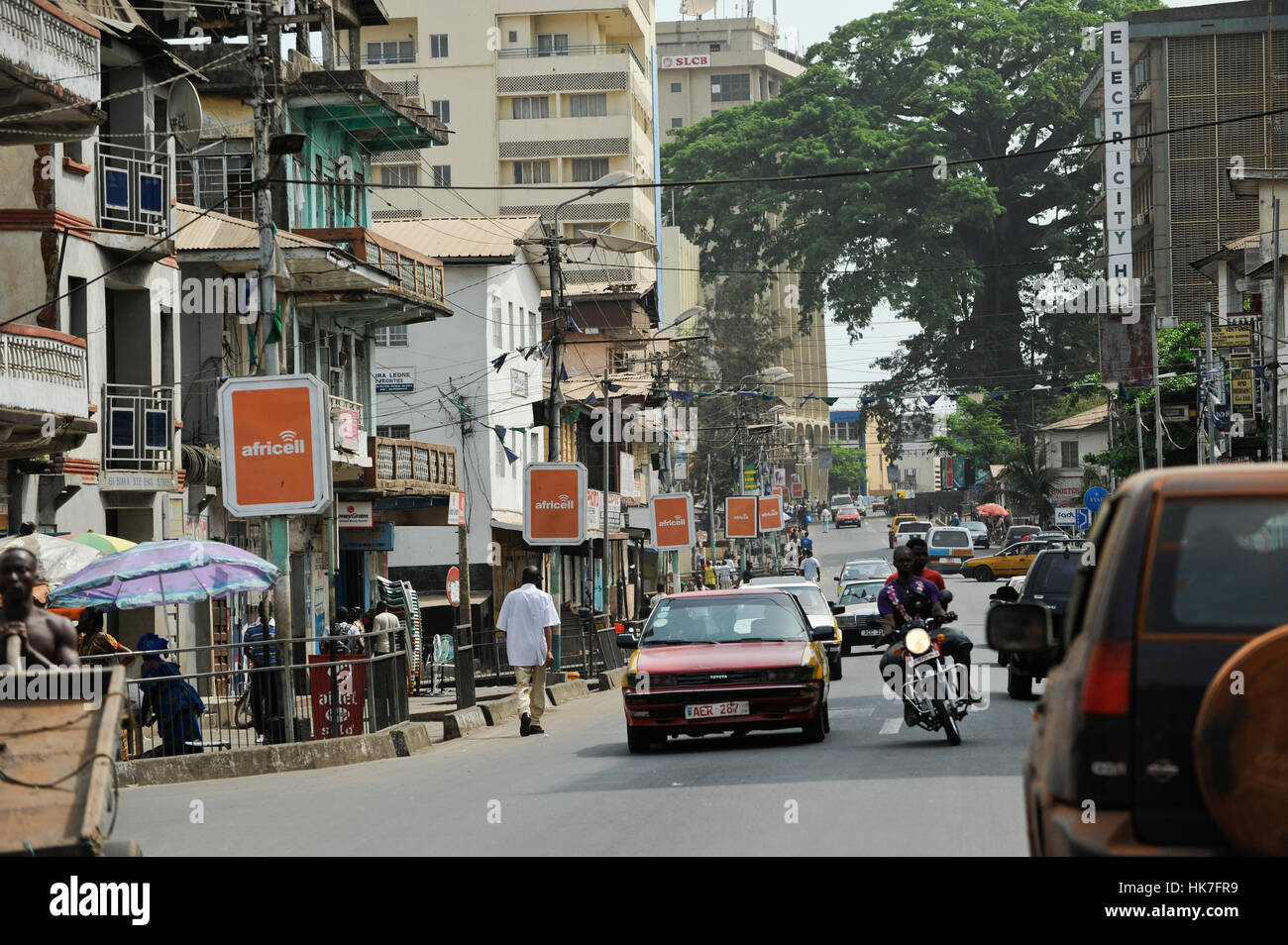 SIERRA LEONE, Freetown, cotton tree and shopping street Stock Photo Alamy
