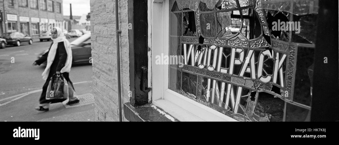 Woolpack Pub, Whetley Close, Manningham, Bradford UK. 8 July 2001. The pub is now a high fashion shoe shop.  The Bradford Riots were a short but inten Stock Photo