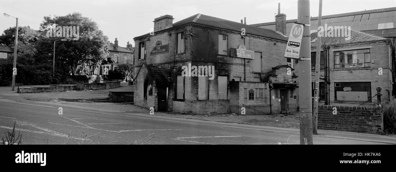 Upper Globe Pub, Whetley Lane, Manningham, Bradford UK. 8 July 2001. The burnt-out Upper Globe pub still remains derelict today, after being torched d Stock Photo