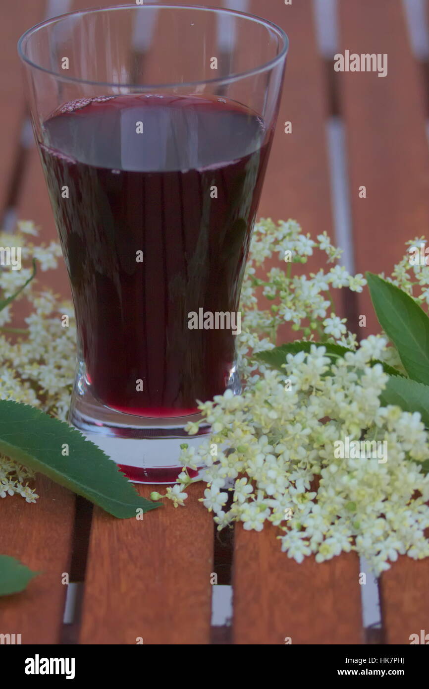 Glas mit Holundersaft in Holunderblüten Stock Photo - Alamy