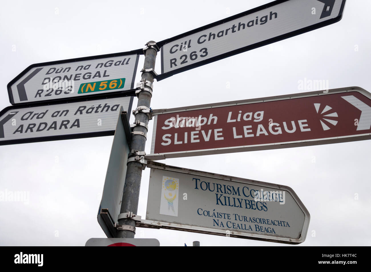 Sign signage in English and Irish Gaelic Killybegs and Donegal Town Stock Photo