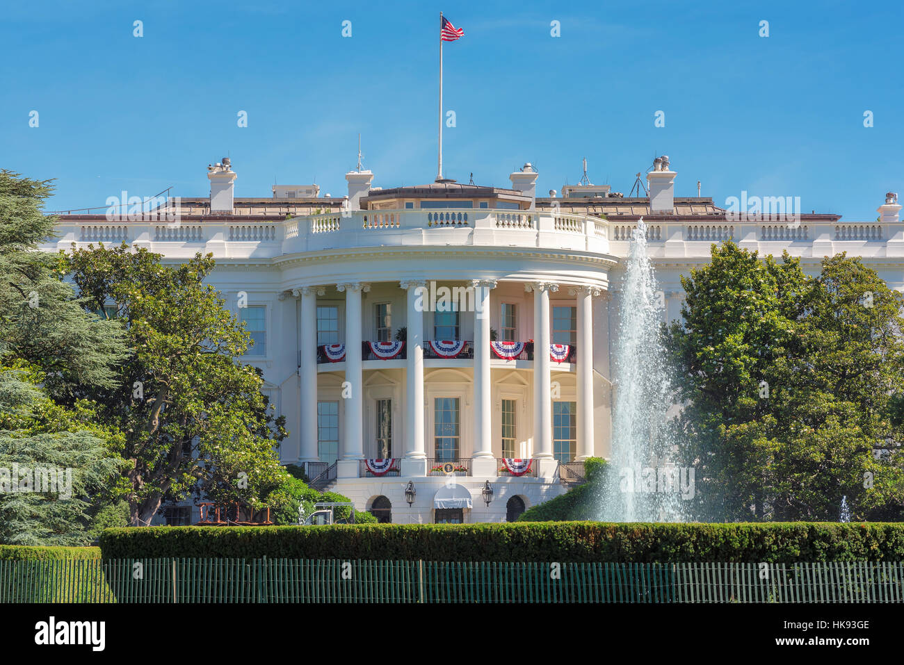 American flag white house hi-res stock photography and images - Alamy