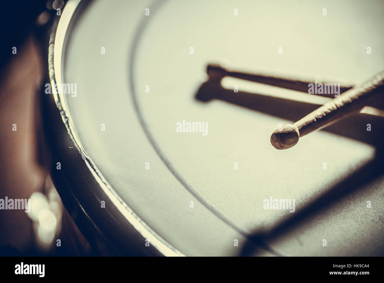 A snare drum and a pair of drumsticks Stock Photo - Alamy