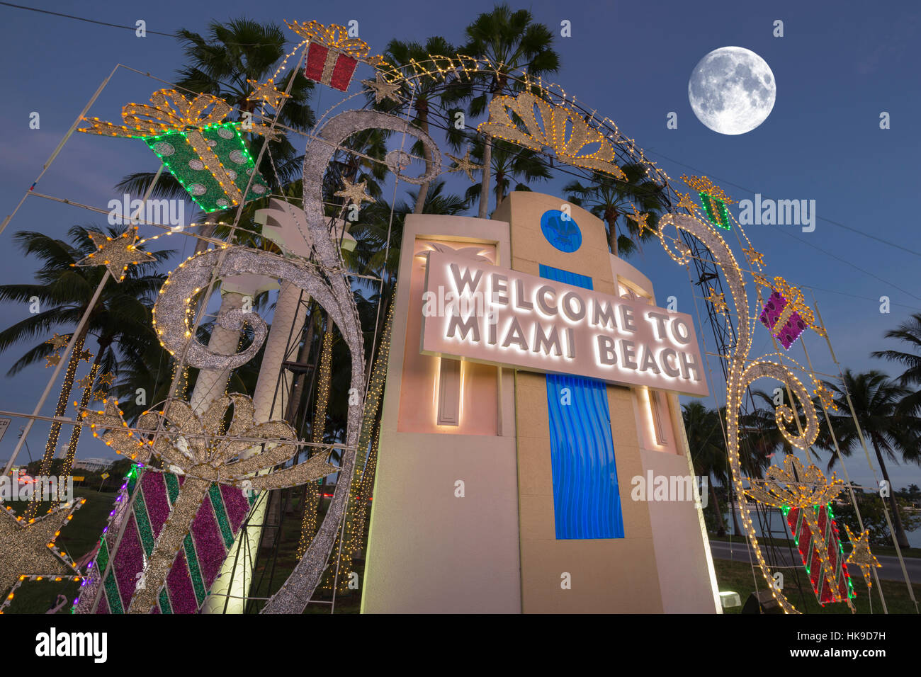 Natale Miami.Christmas Decorations Welcome To Miami Beach Sign Tuttle Causeway Stock Photo Alamy
