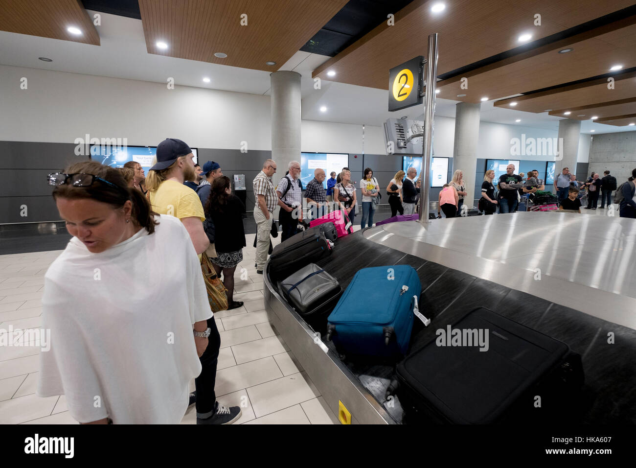 Arrivals gate hi-res stock photography and images - Alamy