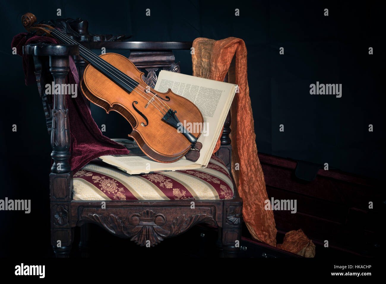 musica classica retrò violino string con musica vecchia foglio di note su  legno di quercia vecchio sfondo. musica classica romantica valentines da  Foto stock - Alamy