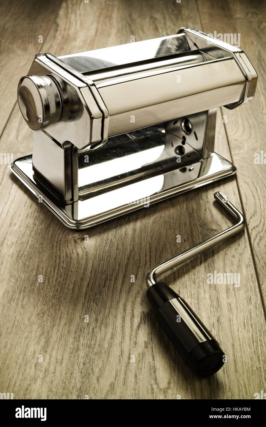 Metal reflective pasta machine with separated hand crank wood surface