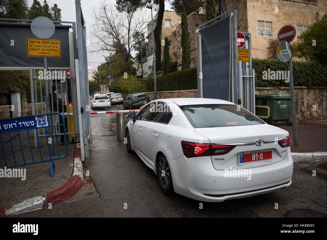 Jerusalem, Israel. 27th Jan, 2017. Police investigators arrive at the entrance to Israeli Prime Minister Benjamin Netanyahu's residence in Jerusalem.  Israeli Prime Minister Benjamin Netanyahu is being investigated by the National Fraud Unit for the third time. Credit: JINI/Xinhua/Alamy Live News Stock Photo