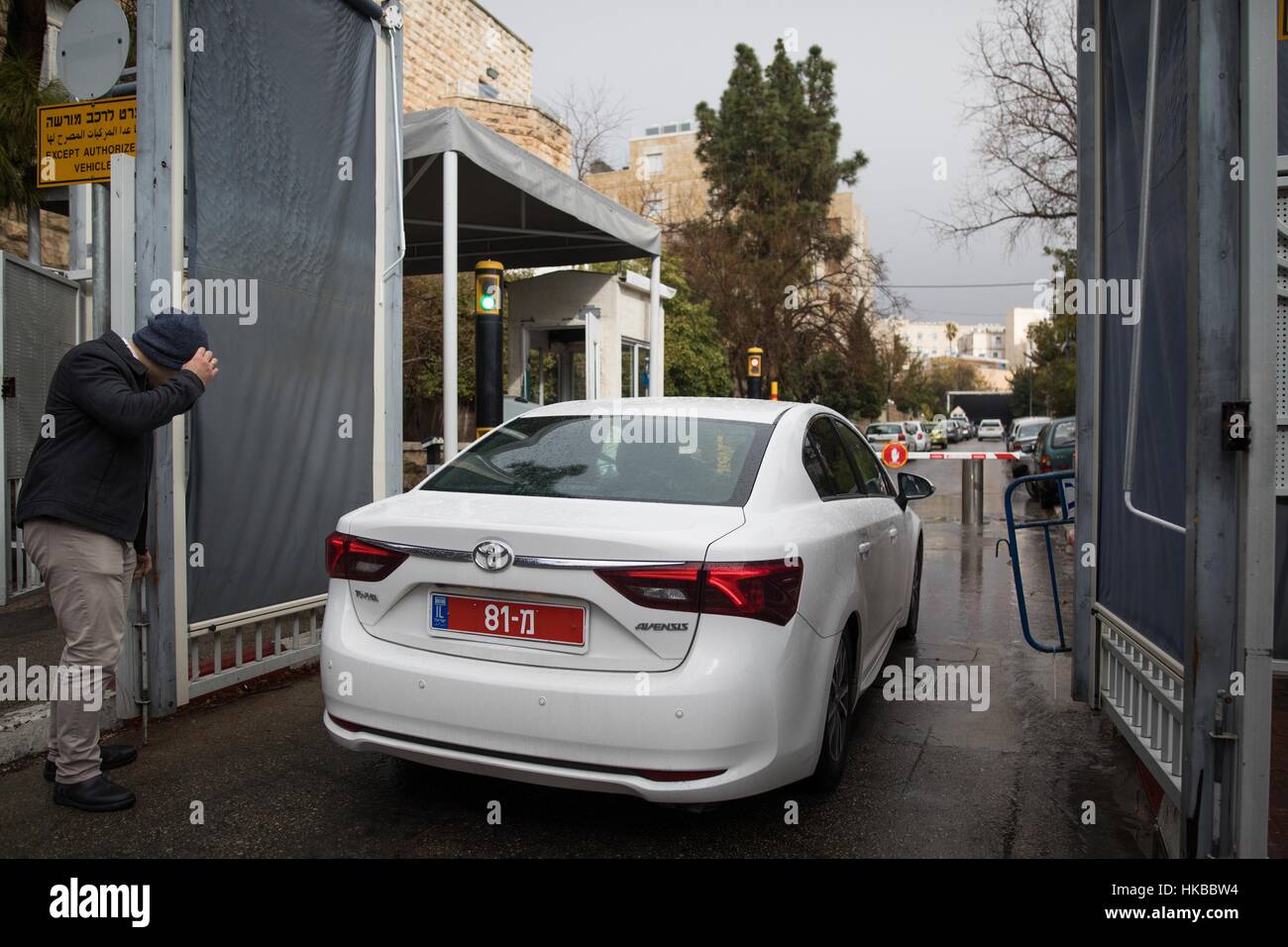 Jerusalem, Israel. 27th Jan, 2017. Police investigators arrive at the entrance to Israeli Prime Minister Benjamin Netanyahu's residence in Jerusalem.  Israeli Prime Minister Benjamin Netanyahu is being investigated by the National Fraud Unit for the third time. Credit: JINI/Xinhua/Alamy Live News Stock Photo