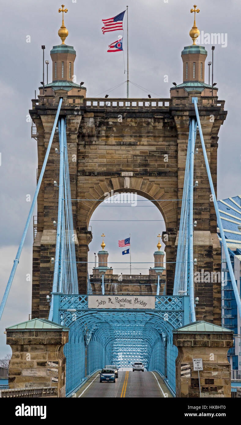 Cincinnati, Ohio - The John A. Roebling suspension bridge spans the Ohio River, connecting Cincinnati with Covington, Kentucky. Stock Photo