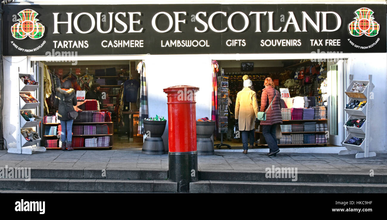 Shoppers Edinburgh Scotland uk textiles souvenirs & gift shop in Old Town shopping Scottish tartan cashmere & lambswool retail consumer products Stock Photo