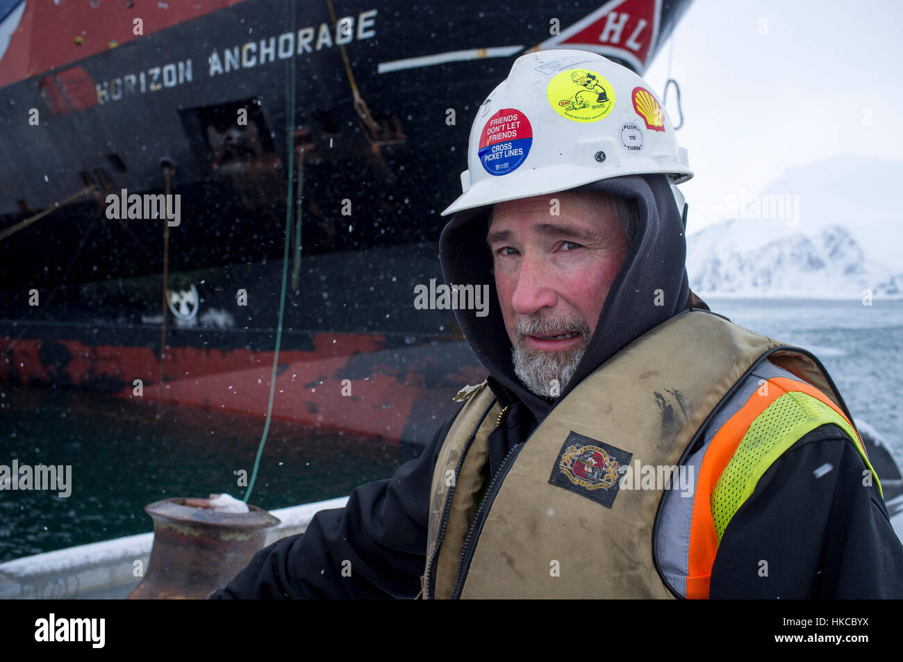 Longshoremen tying up the Horizon Lines Anchorage ship at the Unalaska Marine Center dock in Unalaska, Southwest Alaska, Alaska Stock Photo