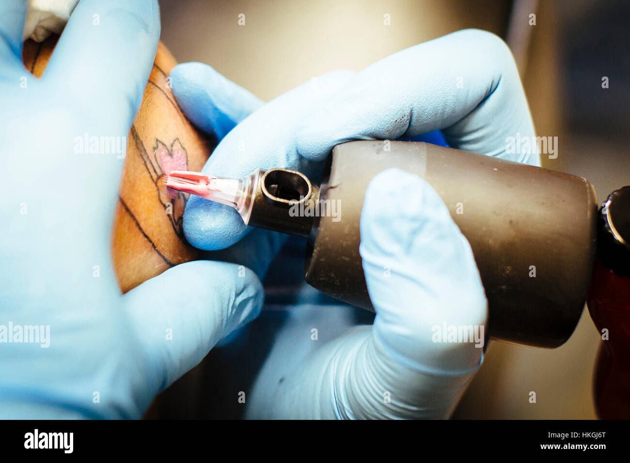 Female tattoo artist hi-res stock photography and images - Alamy