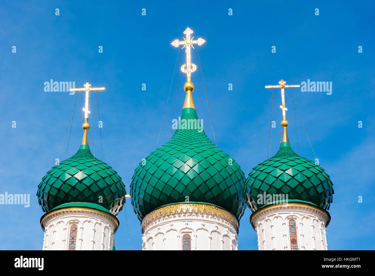 Храм зеленого цвета. Зеленый цвет куполов. Зеленый цвет куполов. Маковка храма. Храм с тремя куполами.