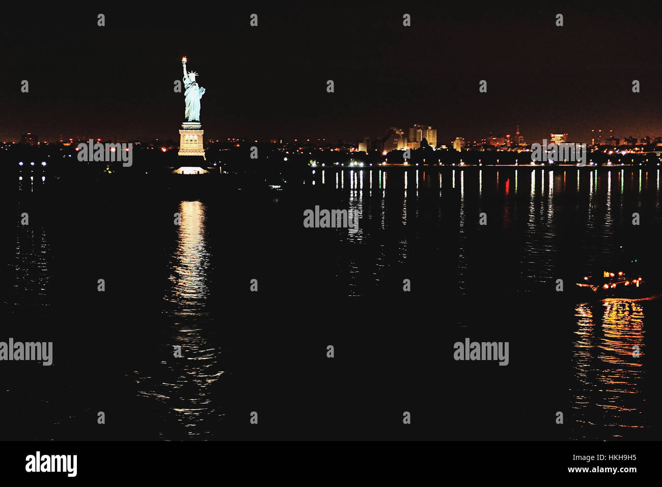Statue of liberty at night reflect in water Stock Photo