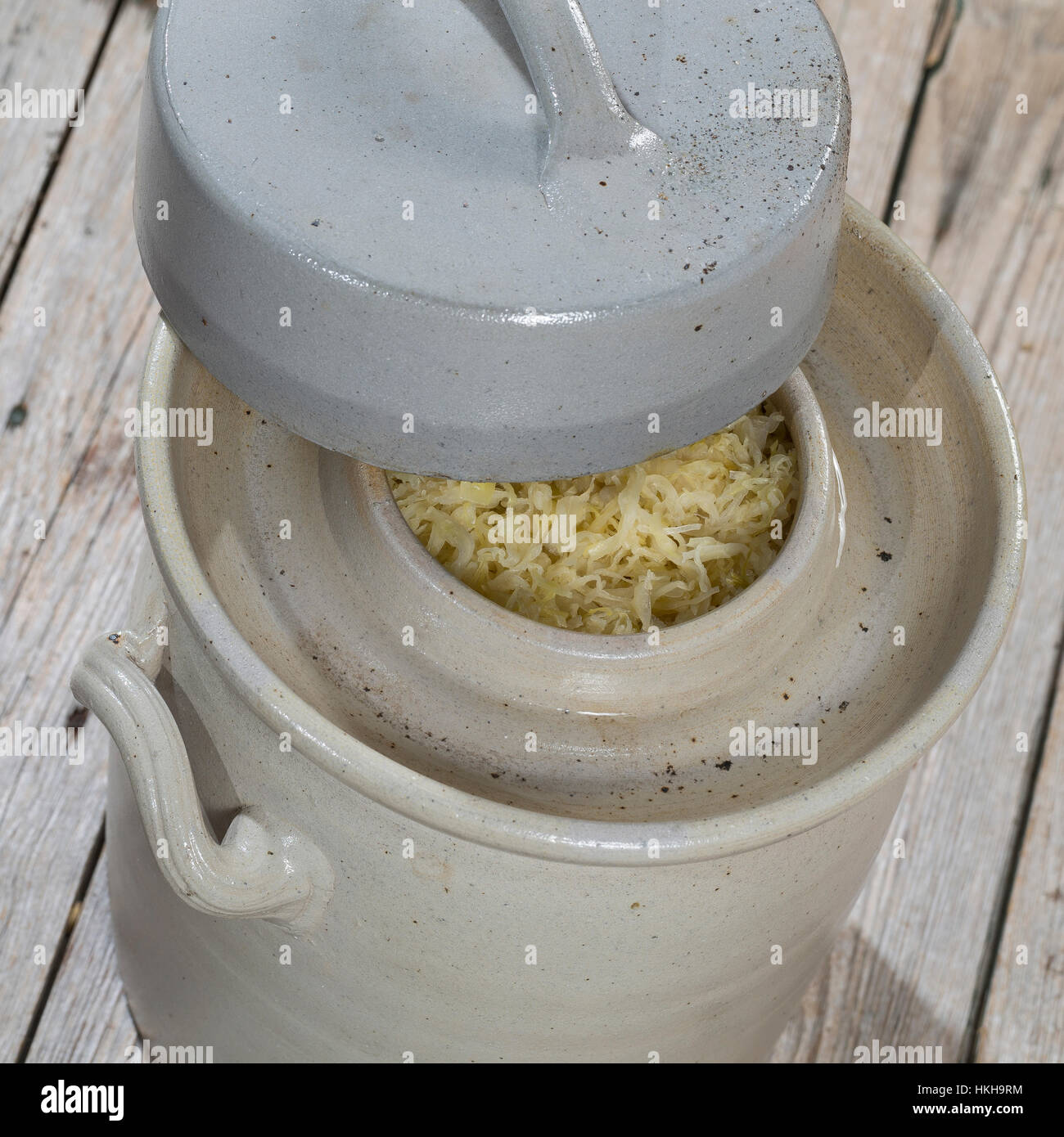 Sauerkraut, Sauerkohl wird in einem Gärtopf selbst hergestellt durch ...