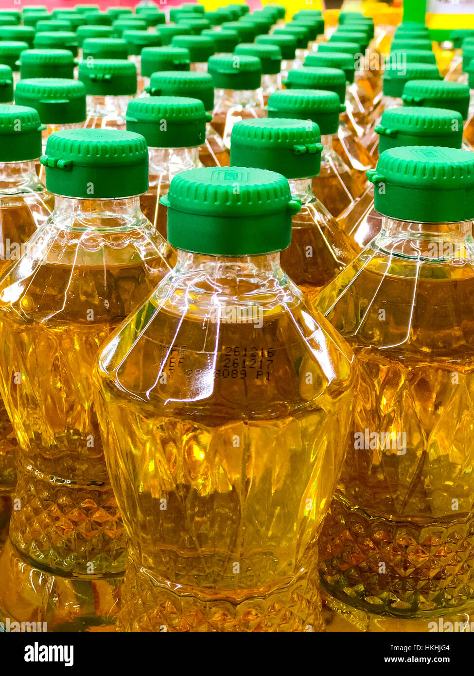 Closed up pile of bottled palm oil in the market Stock Photo - Alamy