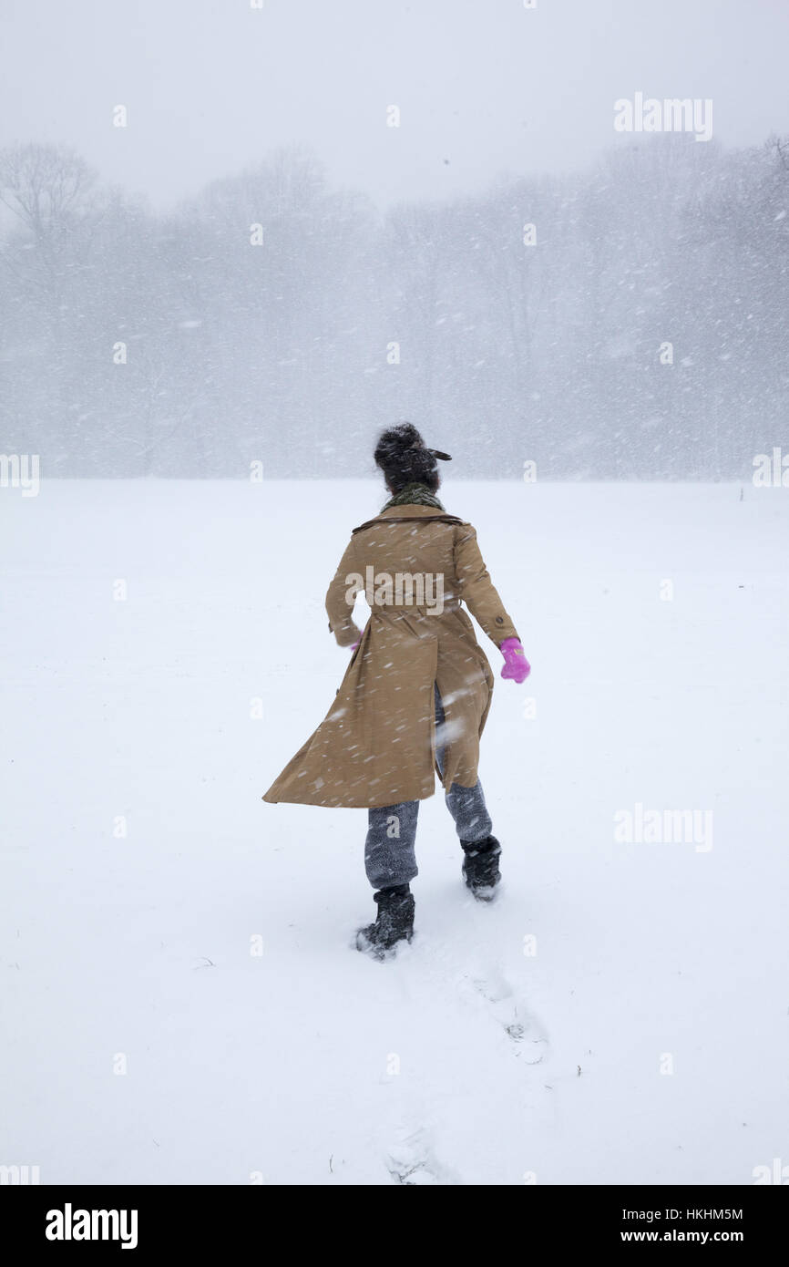 Woman walking in snow storm hi-res stock photography and images - Page 9 -  Alamy