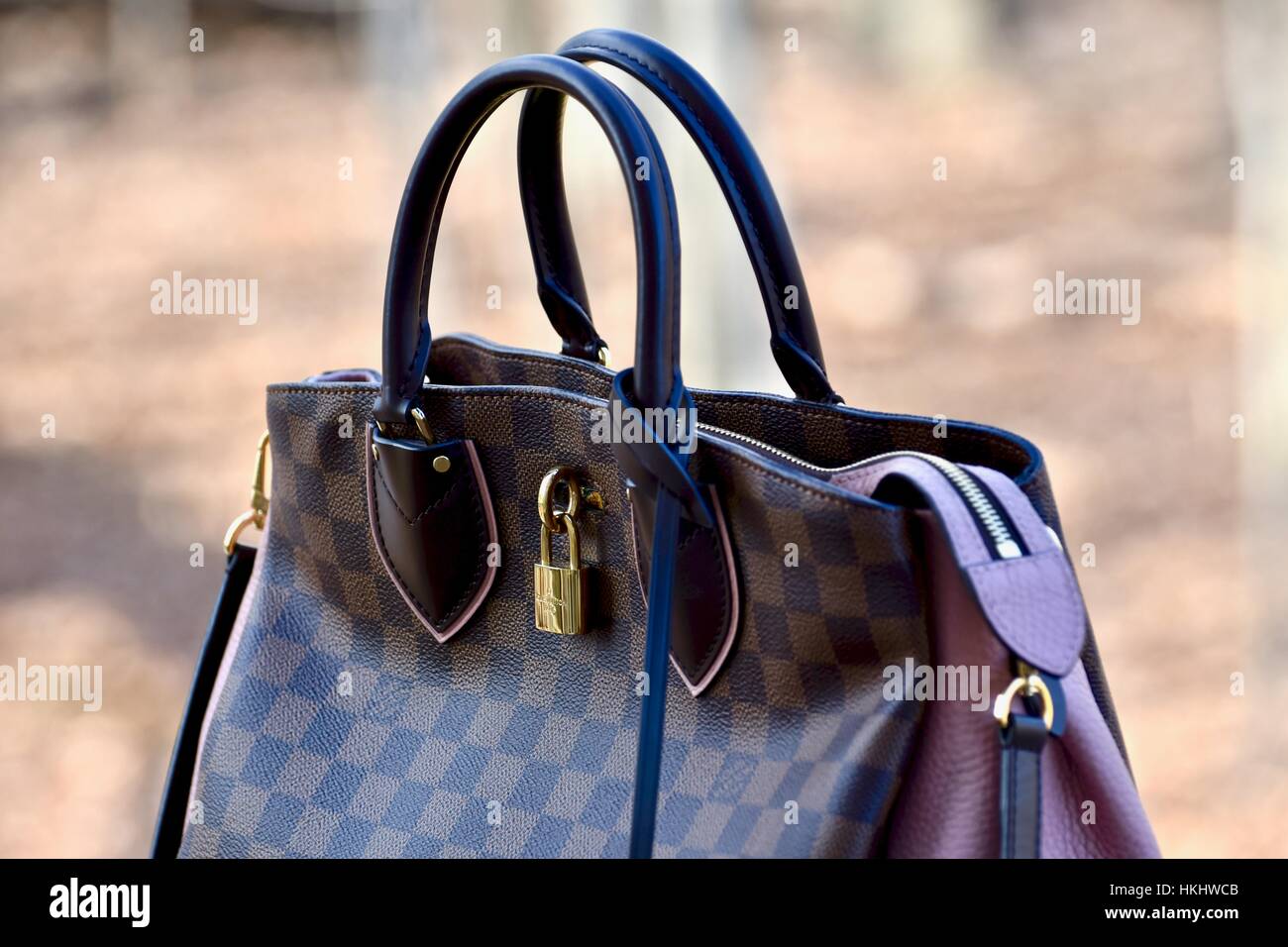 Louis vuitton neverfull hi-res stock photography and images - Alamy