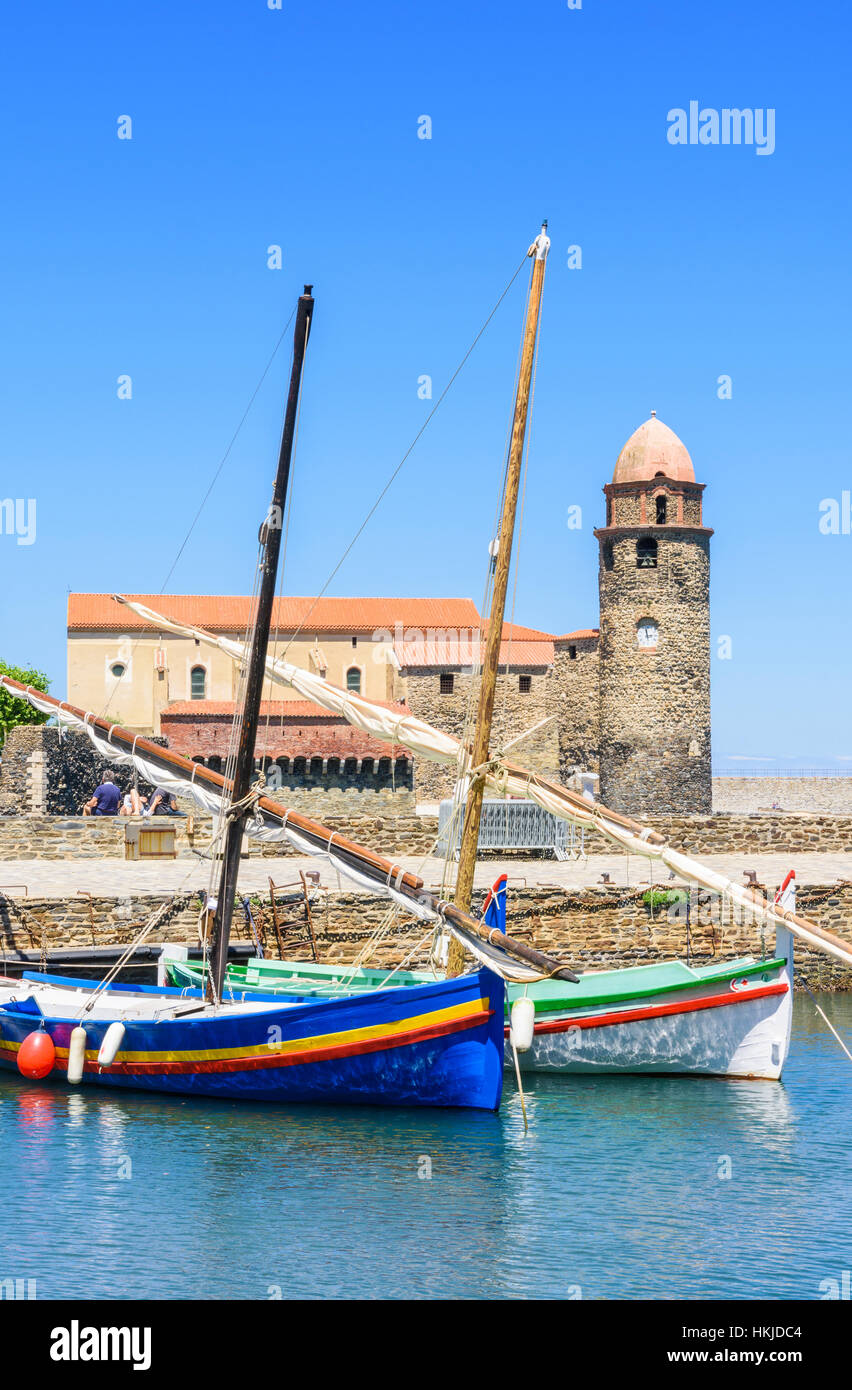 Traditional boats moored at the Port d’Avall with the Church of Notre Dame des Anges behind, Collioure, Côte Vermeille, France Stock Photo
