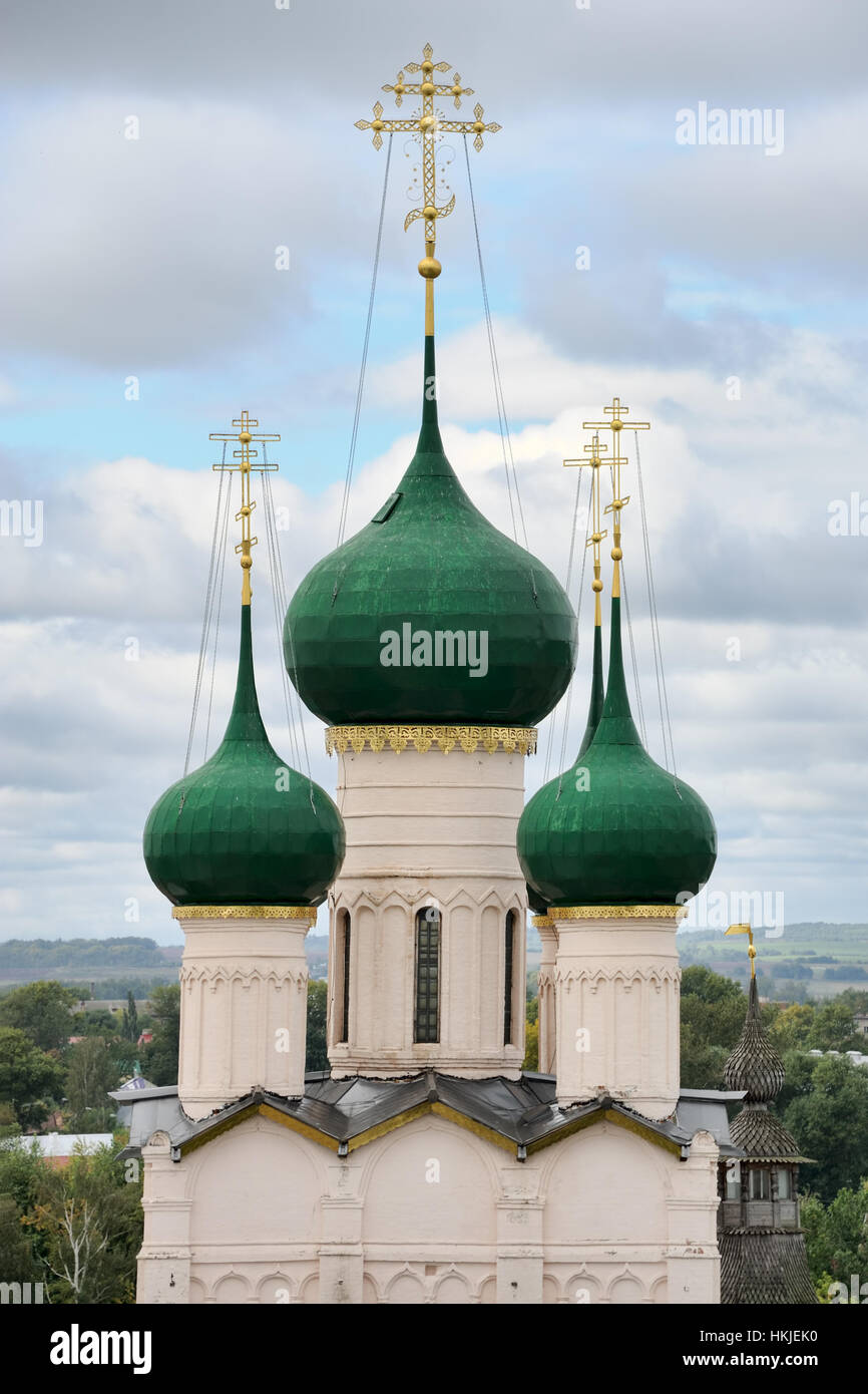 Часовня москвы с зеленым куполом. Храм с зеленой крышей. Зелёный купол. Купола ростовского кремля. Зеленые купала.