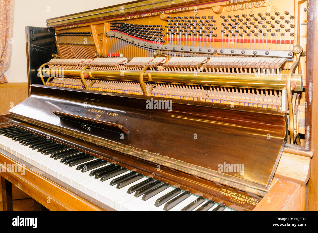 Upright piano hires stock photography and images Alamy