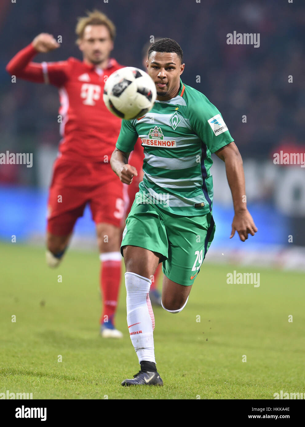bremen-germany-28th-jan-2017-bremen-s-serge-gnabry-tries-to-reach