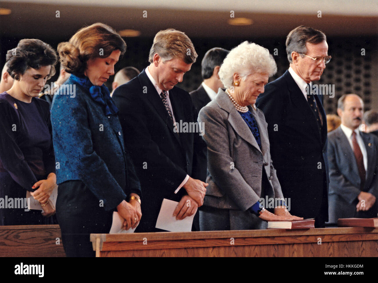 United States President George H.W. Bush, and first lady Barbara Bush, second right, attend a church service at Fort Myer with US Vice President Dan Quayle, center, and Mrs. Marilyn Quayle, center right, on January 17, 1991. Pictured at right is President and Mrs. Bush's daughter Dorothy. Mandatory Credit: David Valdez/White House via CNP - NO WIRE SERVICE - Photo: David Valdez/Consolidated News Photos/David Valdez - White House via CNP Stock Photo