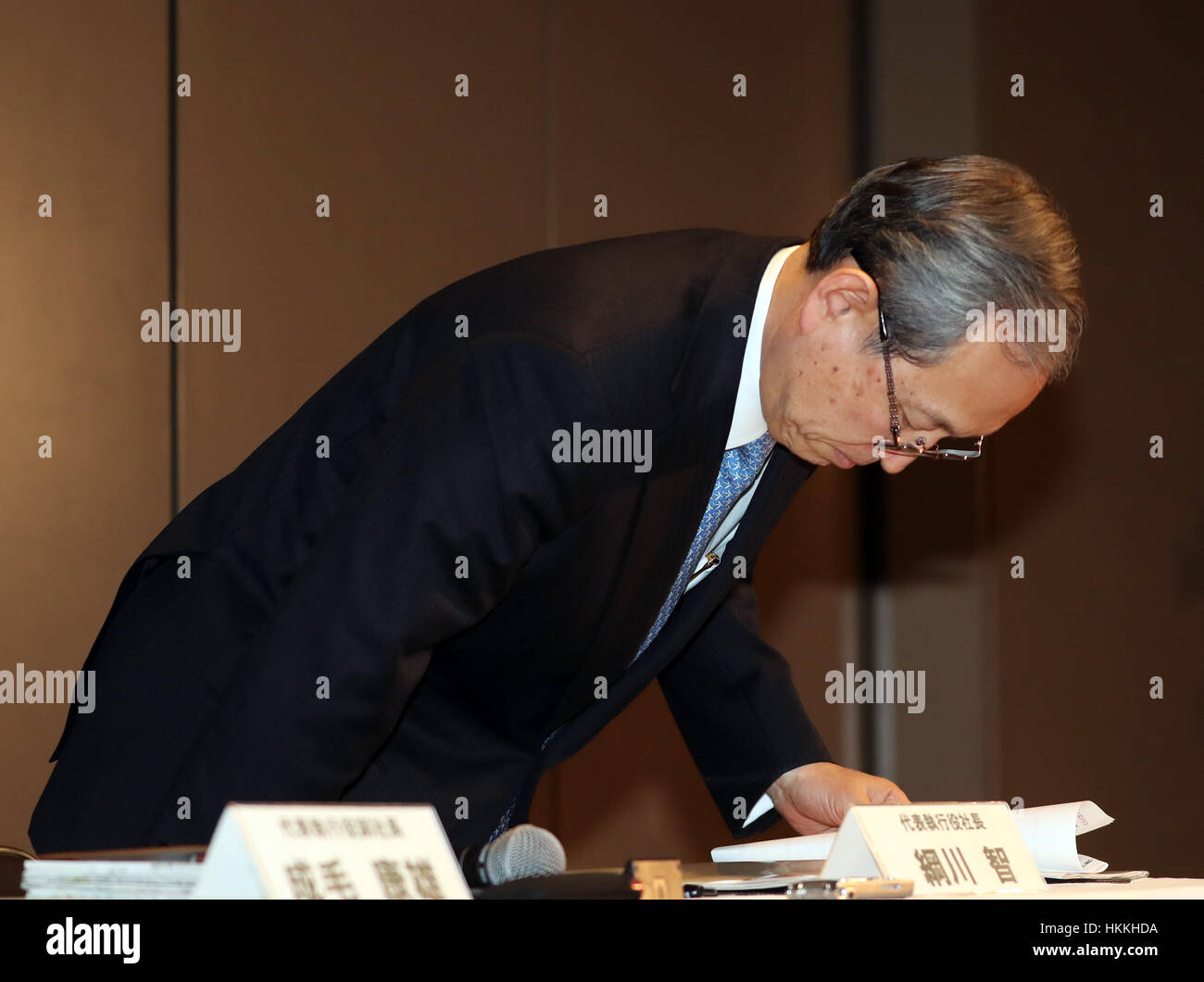 Tokyo, Japan. 27th Dec, 2016. Japan's troubled electronics giant Toshiba president Satoshi Tsunakawa bows his head as he speaks before press at the company's headquarters in Tokyo on Friday, January 27, 2017. Toshiba will spin off its semiconductor business to raise funds as Toshiba's nuclear subsidiary Westinghouse had a massive loss in the US business. Credit: Yoshio Tsunoda/AFLO/Alamy Live News Stock Photo