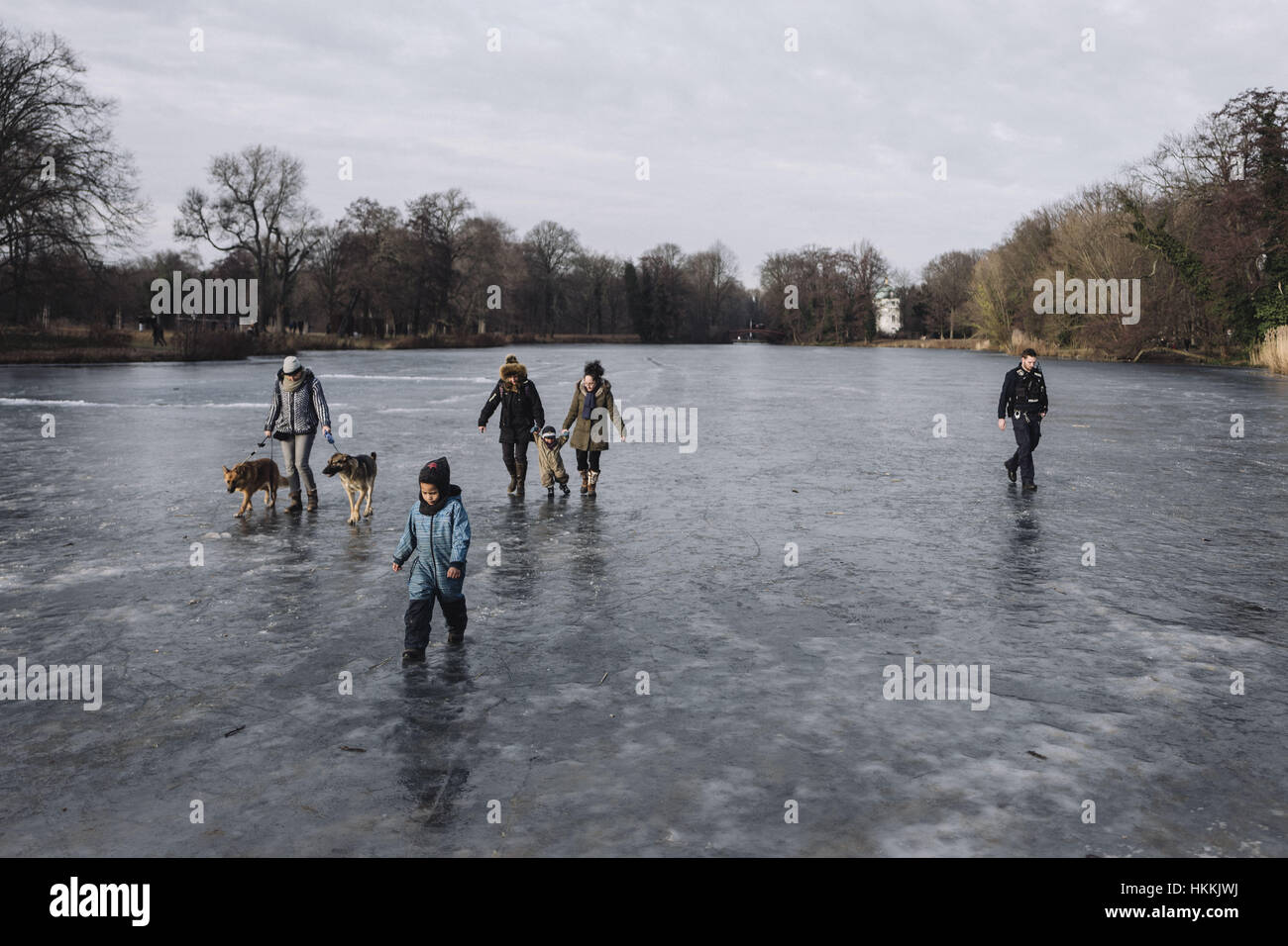 Berlin, Berlin, Germany. 29th Jan, 2017. A Policeman disperse people from a frozen lake next to Charlottenburg Palace. Due to the cold temperatures in January, a thin layer of ice has formed on the Berlin waters. Berlin Police say the ice on many lakes and rivers in the area is not safe to be on. Credit: Jan Scheunert/ZUMA Wire/Alamy Live News Stock Photo
