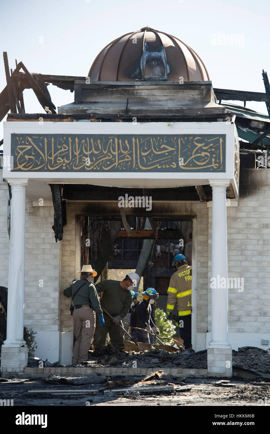 Victoria, Texas, USA. 29th Jan, 2017.  Several hundred people gather Sunday morning to show support for a southeast Texas Islamic Center mosque that was destroyed by a suspicious fire Friday. The FBI, ATF and other agencies continue sifting through burned rubble for clues. About $500,000 has been raised online to rebuild. Credit: Bob Daemmrich/Alamy Live News Stock Photo