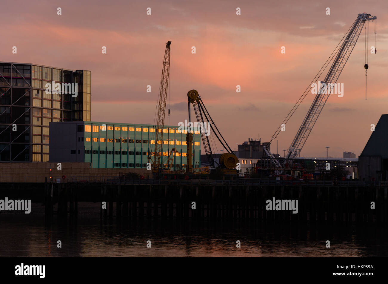 London river thames tower bridge flat hi-res stock photography and ...